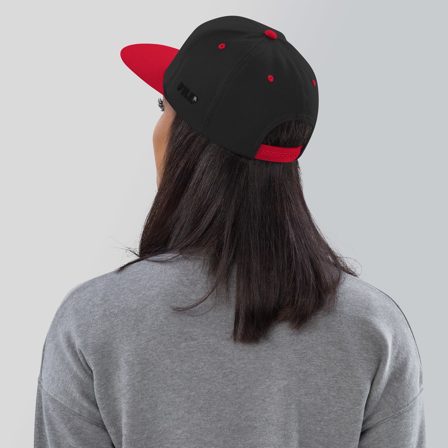 Casquette plate baseball, couleur noir et rouge
