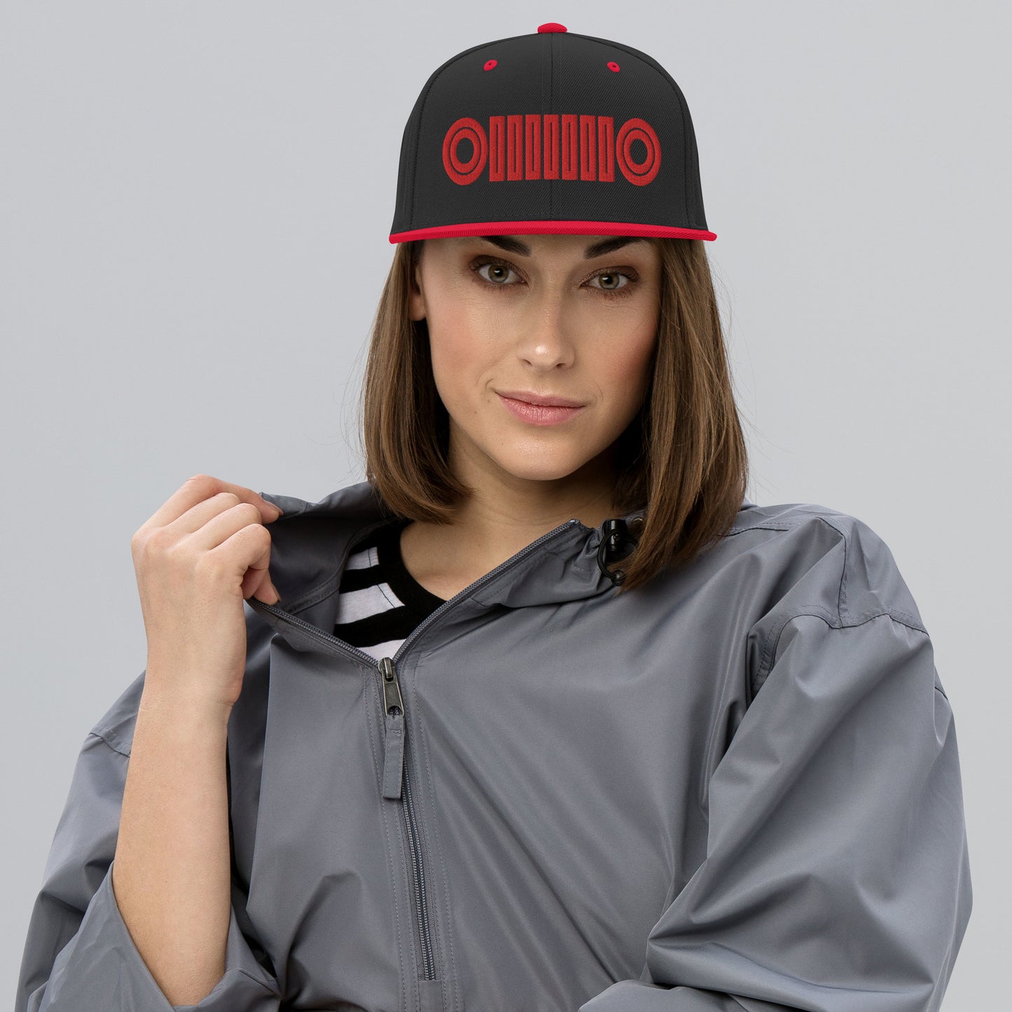 Casquette plate baseball, couleur noir et rouge