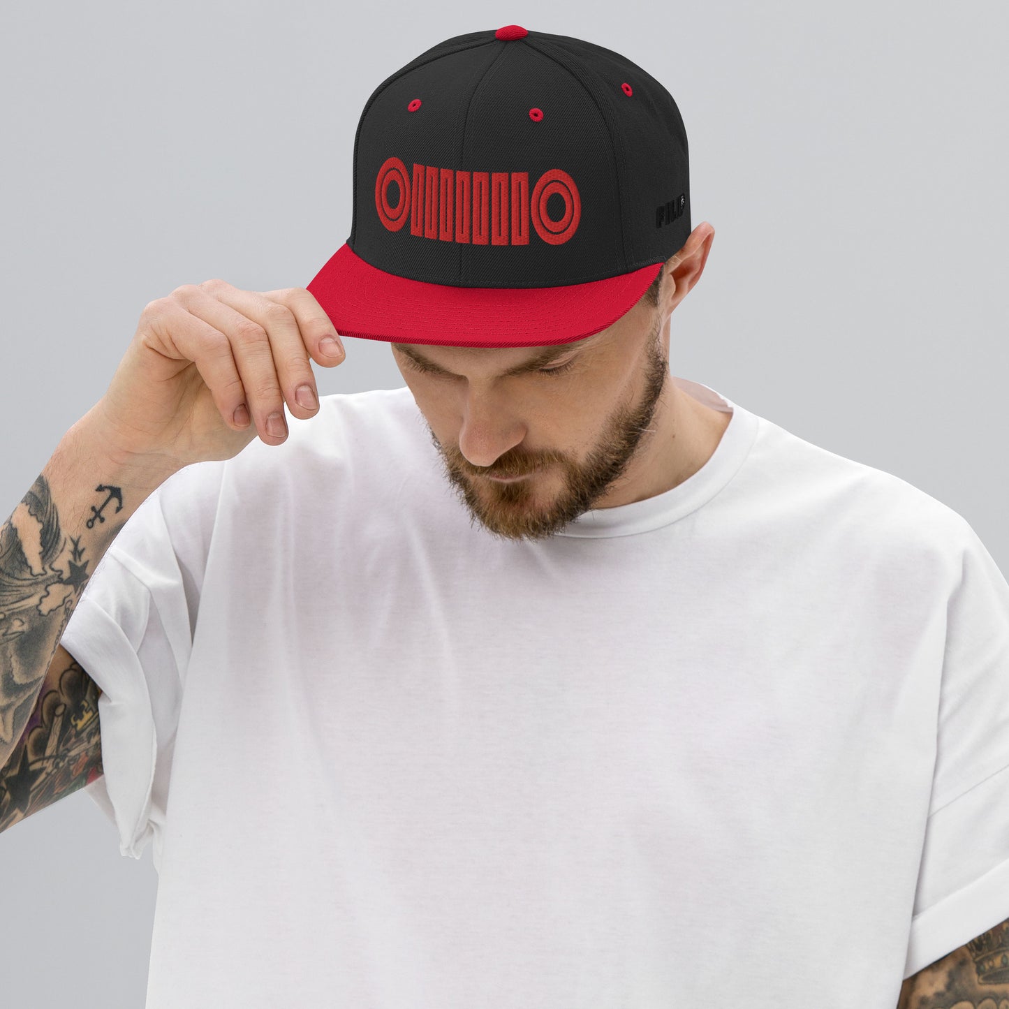 Casquette plate baseball, couleur noir et rouge