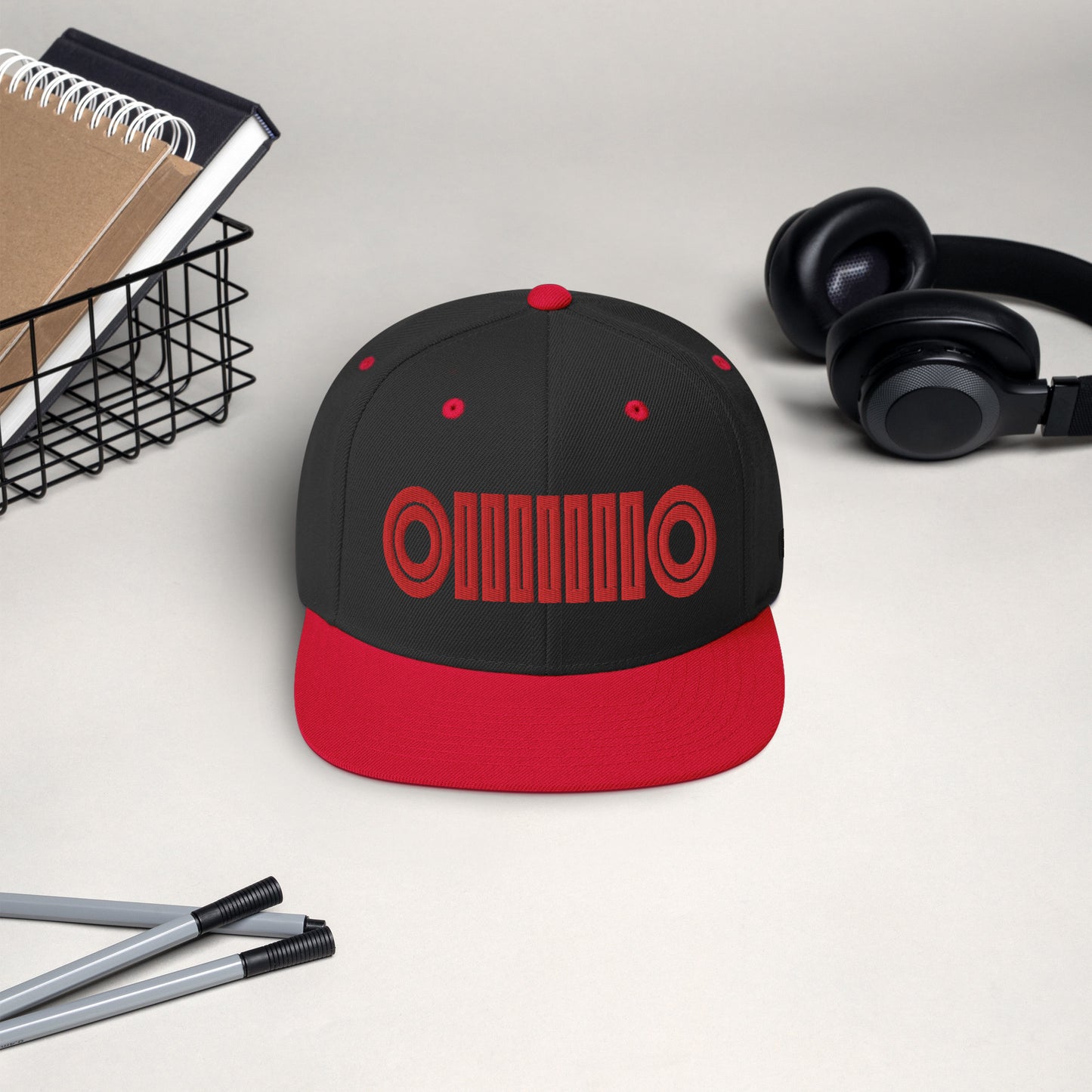 Casquette plate baseball, couleur noir et rouge