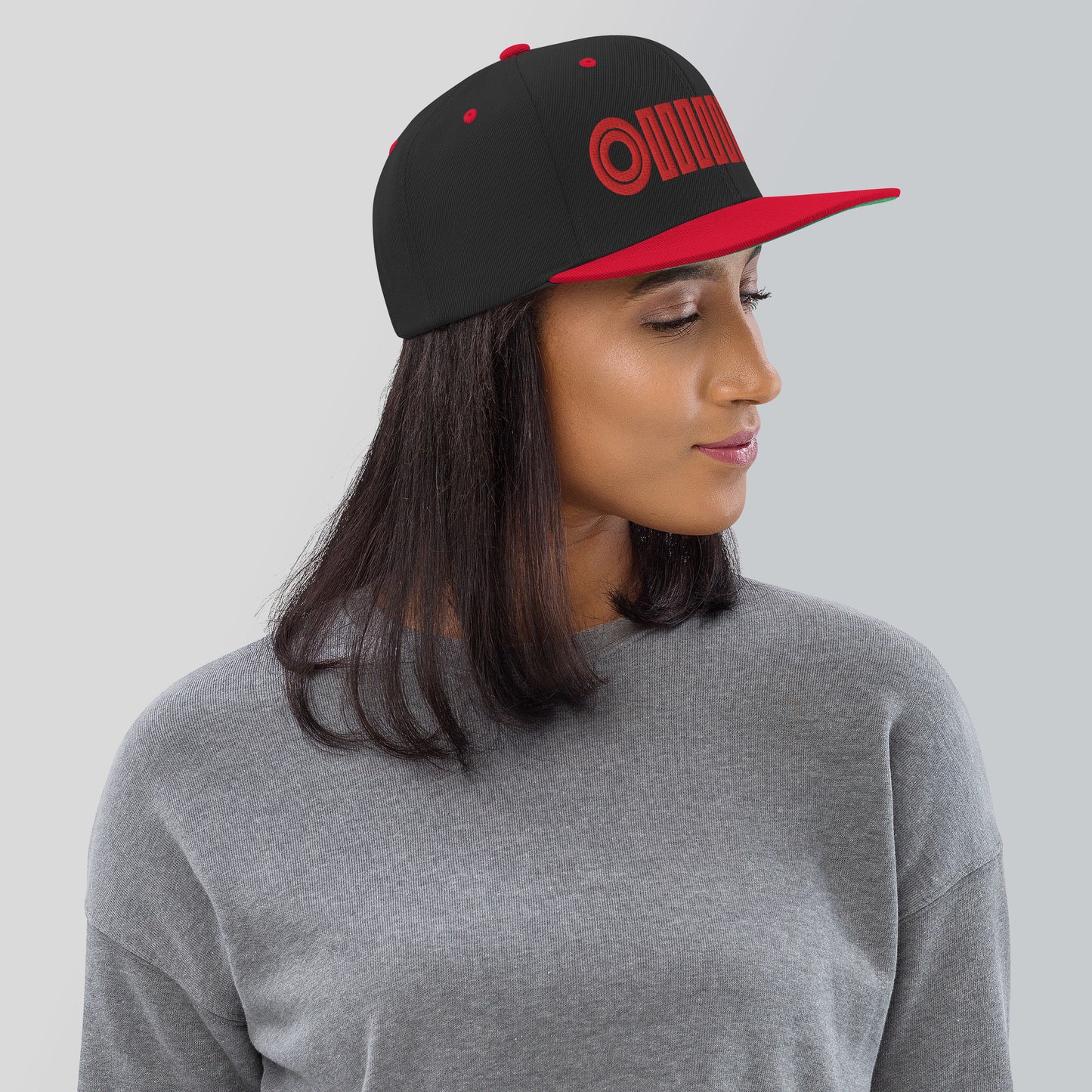 Casquette plate baseball, couleur noir et rouge